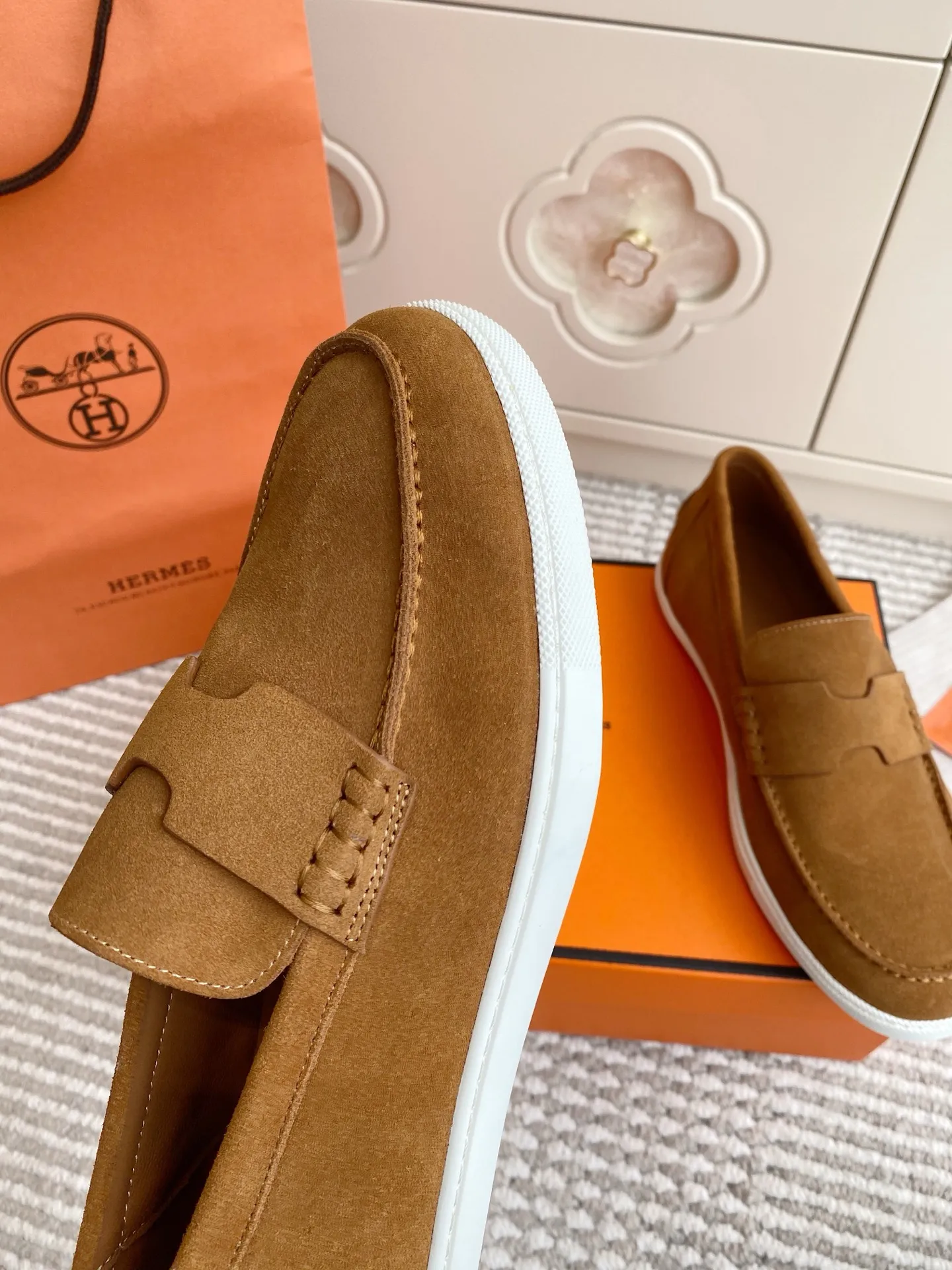 p560✨Hermes Couple Loafers｜Walking in the urban high-end, easily wearing Hermès temperament✨Who says luxury and comfort can’t have both?  This pair of H’s classic loafers really does it!  ▪️"Customized imported Yangjing fabric" is soft and delicate ▪️"Full sheepskin lining" + "soft-soled shoes" design. Your feet will be healed the moment you put them on~ It's like stepping on clouds☁️You won't feel tired after walking all day!  The iconic "H" buckle is low-key and luxurious. It is matched with a rubber outsole. It is lightweight and stylish. Whether you are commuting or shopping, you can easily achieve casual urban style🏙 Can be worn by couples. Full range of sizes, girls 35-41 | boys 39-45. Wear them together when going out. Sweet and high-end💑 Original mold opening. Details are in place. Those who understand will be attracted at a glance ️❤️ #Hermès loafers #coupleshoes #lightweight and versatile shoes